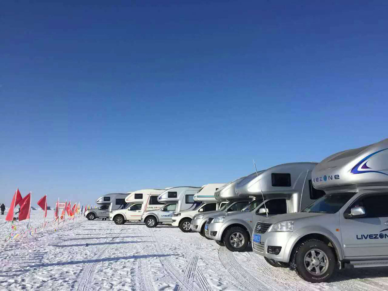 踏雪前行，房車也能雪地越野